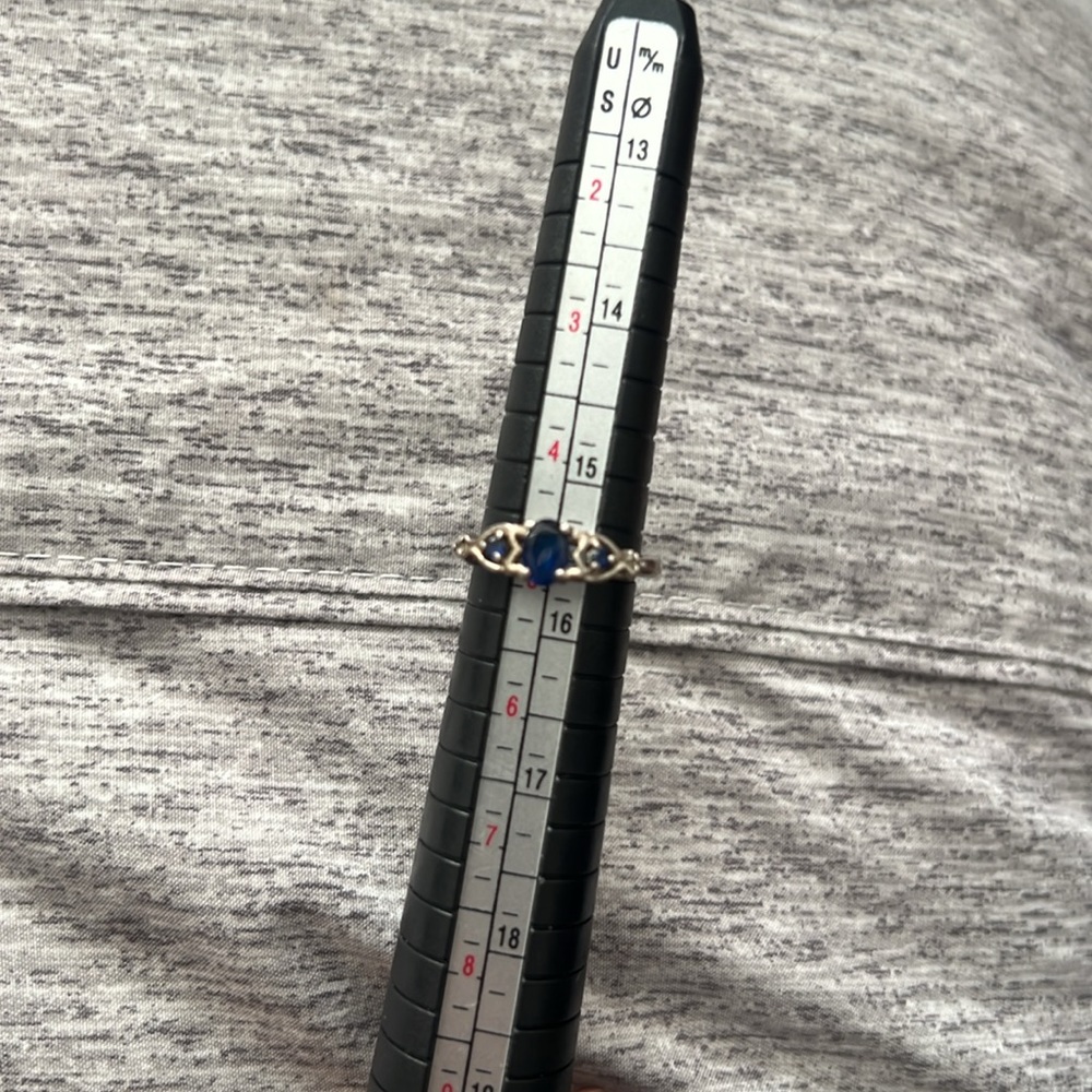 Really nice ring, size 5 not sure about stone is purple and us real